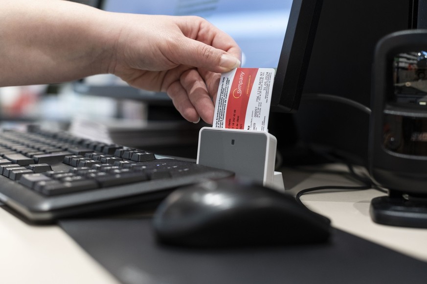 [Symbolic Image / Staged Image] A Sympany health insurance card is used at the checkout of a pharmacy in Zurich, Switzerland, on October 28, 2019. (KEYSTONE/Christian Beutler)

[Symbolbild / Gestellte ...