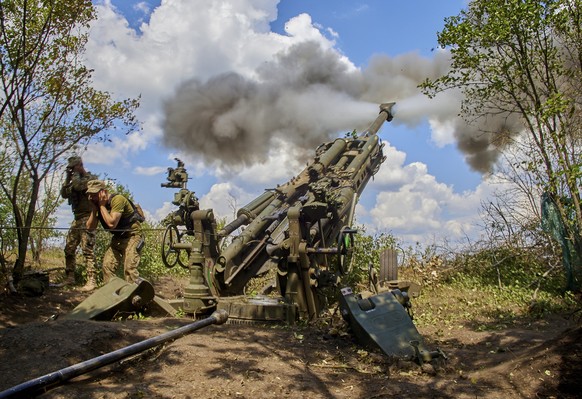 epa10134568 (FILE) - Ukrainian servicemen operate with American-made 155mm M777 towed howitzer on their positions in the Kharkiv area, Ukraine, 28 July 2022. (Issued 23 August 2022). Ukraine marks, on ...
