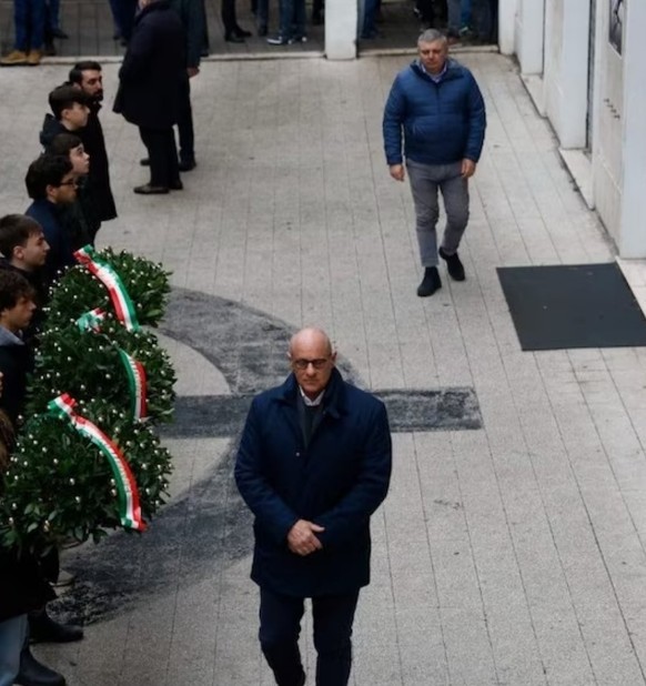 Fabio Rampelli participe aux célébrations du 7 janvier à Rome. Par terre, on distingue clairement une croix celtique, emblème néofasciste très répandu.