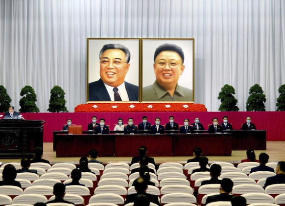 Kim Jong-il (à droite) et son père Kim Il-sung (à gauche) sur deux portraits, lors d'une cérémonie funéraire le 15 décembre 2021 à Pyongyang.