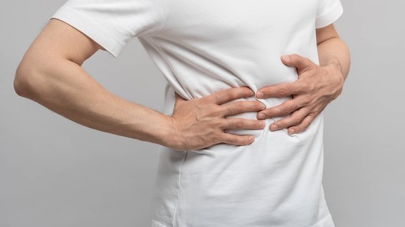 Mann, der gesundheitliche Probleme hat, f