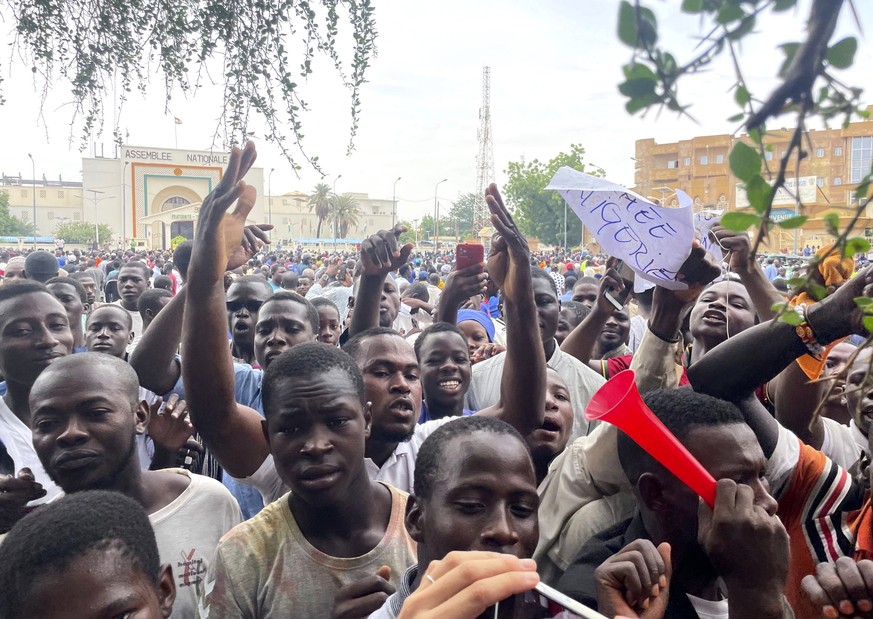 Des partisans des soldats mutinés manifestent à Niamey, la capitale du Niger.