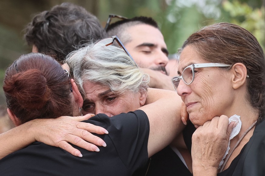 epa10926983 Mourners attend the provisional burial of seven of the 119 civilian victims of the October 7 Hamas attack on Kibbutz Beer&#039;i, at the Revimvi Kibbutz cemetery in Israel, 19 October 2023 ...