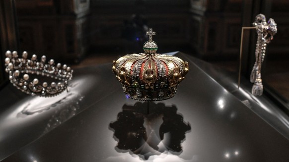 Vol des bijoux du Louvre: la traque est lancée, la sécurité des musées en débat
