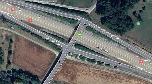 Végétation, muret, barrière: difficile parfois de voir une voiture arriver en sortant de l’autoroute, ici à Bassecourt.