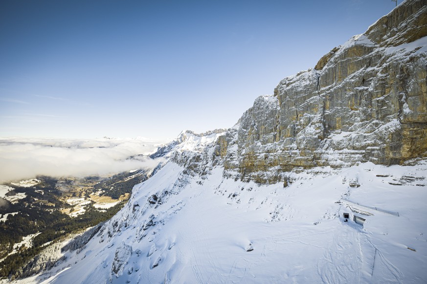 Une vue aerienne montre des skieurs au depart de leur descente lors de la journee d&#039;inauguration et ouverture officielle de la piste de ski &quot;Black Wall&quot;, faisant partie des trois pistes ...