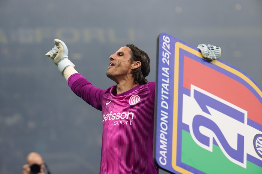 epa12930851 Inter Milan's goalkeeper Yann Sommer and teammates celebrate winning the 2025/2026 Seire A league title after winning the Italian Serie A soccer match between Inter Milan and Parma Ca ...