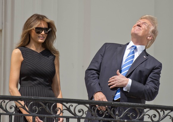 Il ne faut pas regarder le soleil sans lunettes de protection : Donald Trump n’a toujours pas pu résister à la tentation le 21 août 2017.