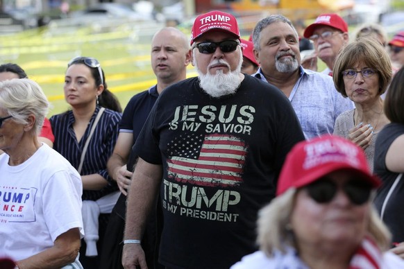 «Jésus est mon sauveur, Trump est mon président», peut-on lire sur le t-shirt de ce supporteur de Trump.