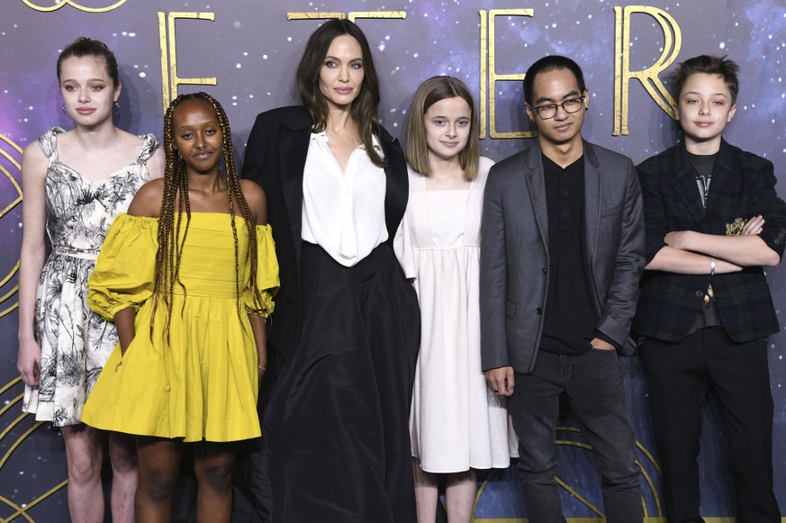 Angelina Jolie mit Kindern Shiloh Jolie-Pitt, Zahara Jolie-Pitt, Vivienne Jolie-Pitt, Maddox Jolie-Pitt und Knox Jolie-Pitt bei der Premiere des Kinofilms Eternals im BFI IMAX. London, 27.10.2021 ***  ...