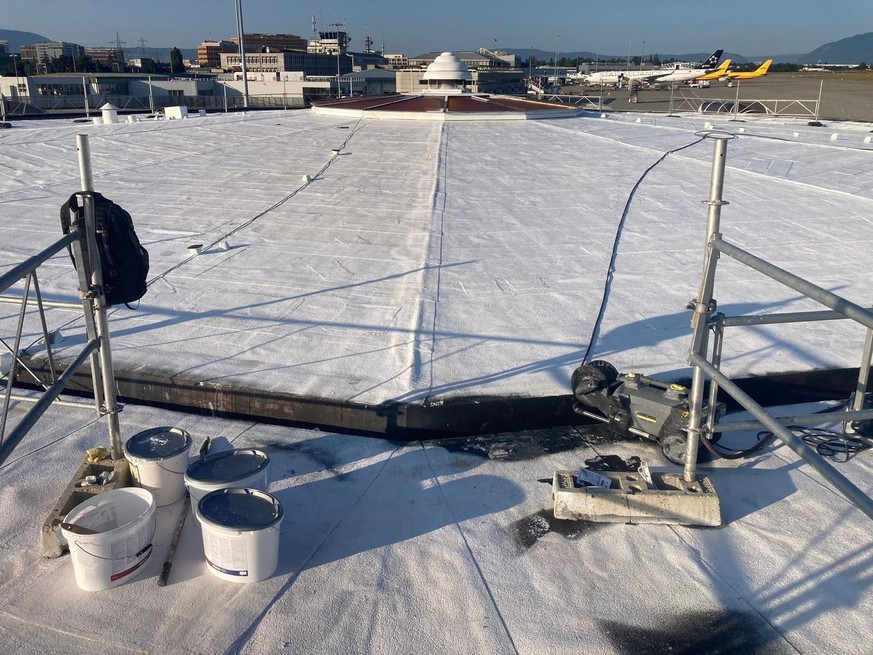 Le toit du satellite 20, à l'aéroport de Genève, couvert de peinture thermique.
