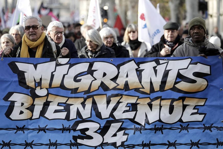 Plus de 400 collectifs, associations, syndicats et partis politiques, ont appelé à manifester contre le texte.