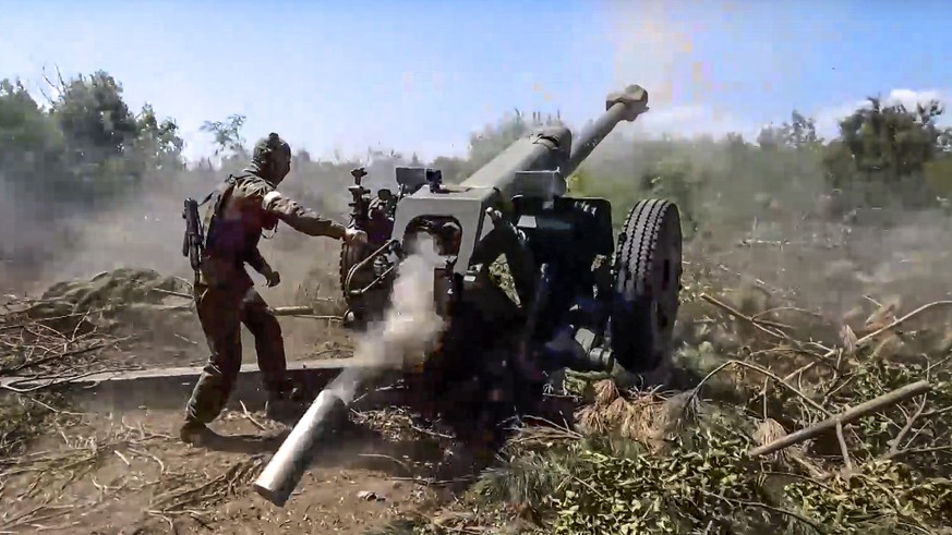 Les forces russes en pleine action avec leur artillerie.