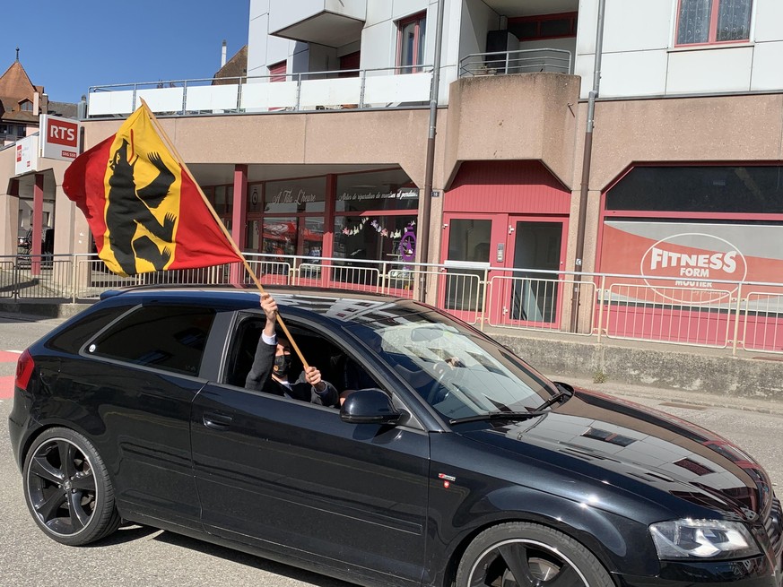 Des partisans du maintien de Moutier dans le canton de Berne font virevolter le drapeau de leur cœur. Moutier, 28 mars 2021. 