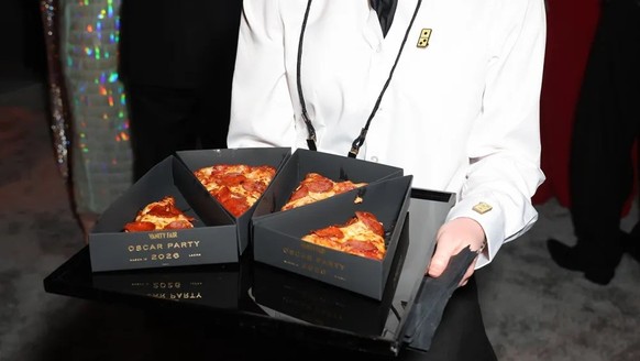 Les pizzas Domino's, quant à elles, sont servies dans d'élégantes boîtes noires.