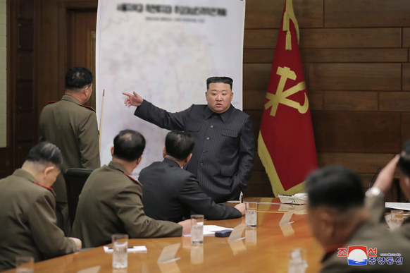 Le dictateur nord-coréen Kim Jong Un poursuit sans entrave le programme nucléaire de son pays. Ses missiles peuvent désormais atteindre les Etats-Unis et l'Europe.