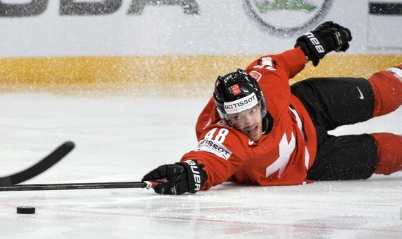 epa03703272 Matthias Bieber of Switzerland in action during the 2013 Ice Hockey IIHF World Championships quarter final match between Switzerland and the Czech Republic in Stockholm, Sweden, 16 May 201 ...
