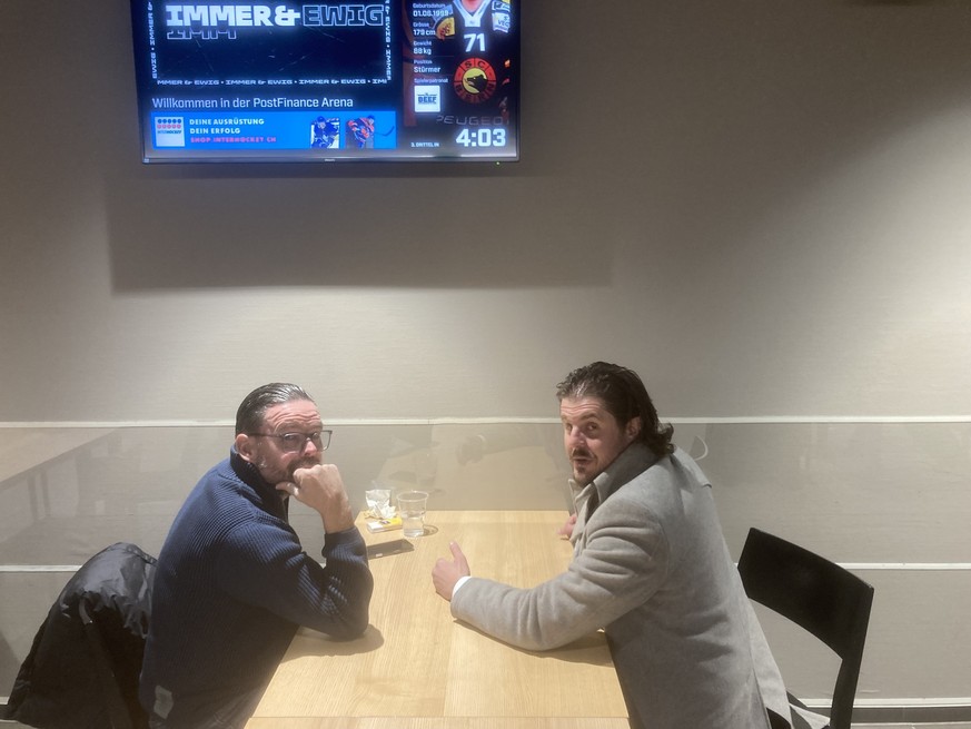 Spieleragent Gaëtan Voisard (links) und SCB-Untersportchef Diego Piceci (rechts) – Spielertausch-Gespräche während des Spiels gegen Ambri.