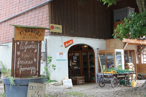 Reportage à la ferme de Trois Rods, dans le canton de Neuchâtel, avec un membre du service civil.