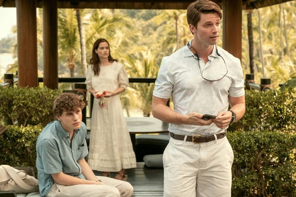 Season 3 Episode 1 of The White Lotus Sam Nivola Sarah Catherine Hook Patrick Schwarzenegger in Season 3 Episode 1 of The White Lotus, Credit:Fabio Lovino/HBO / Avalon PUBLICATIONxNOTxINxUKxFRAxUSA Co ...