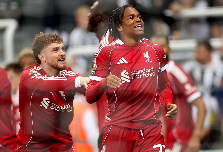 epa12322487 Rio Ngumoha (R) of Liverpool celebrates with teammate Harvey Elliott after scoring his team&#039;s third goal during the English Premier League soccer match between Newcastle United and Li ...