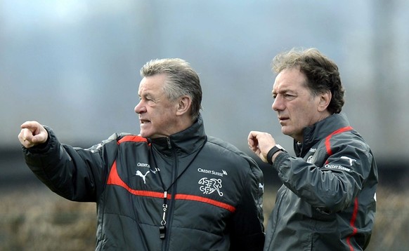 Nationalcoach Ottmar Hitzfeld, links, und Assistent Michel Pont, rechts, beim Training der Schweizer Fussball Nationalmannschaft in Rapperswil - Jona, am Donnerstag, 21. Maerz 2013. Die Schweizer Nati ...