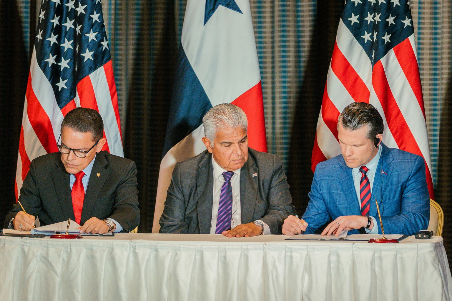 epa12021358 (L-R) Le ministre de la sécurité publique du Panama, Frank Alexis Abrego, le président du Panama, Jose Raul Mulino, et le secrétaire américain à la défense, Pete Hegset, participent à la s ...