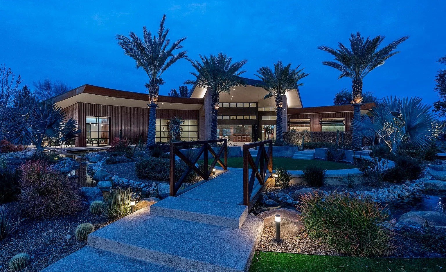 Crazy Villa in Gilbert Arizona für 20 millionen dollar https://www.zillow.com/homedetails/21423-S-147th-St-Gilbert-AZ-85298/59261224_zpid/