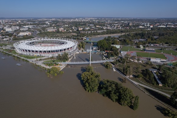 epaselect epa11617944 A photo taken with drone shows the flooded River Danube in central Budapest, Hungary, 21 September 2024. The rise of the water level is expected to peak in the capital city today ...