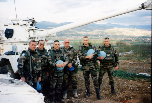 Guillaume Ancel avec son unité à Sarajevo.