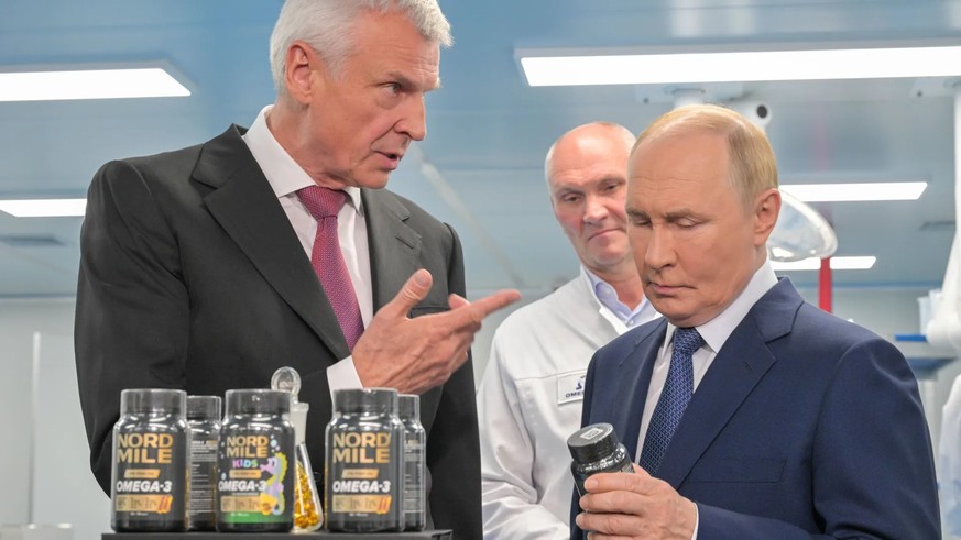 Vladimir Poutine, ici en visite dans une usine d'huile de poisson.
