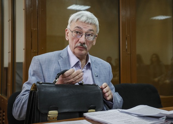 epaselect epa10759550 Human rights activist and chairman of the Human Rights Center &#039;Memorial&#039;, Oleg Orlov, attends a court hearing at the Golovinsky District Court in Moscow, Russia, 21 Jul ...
