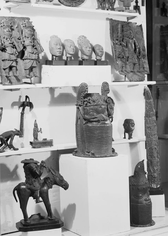 La statue du cavalier, exposée sans tête, vers 1940.