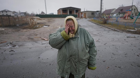 Une femme en pleurs après une attaque aérienne russe à Gorenka, non loin de Kiev, mercredi 2 mars.