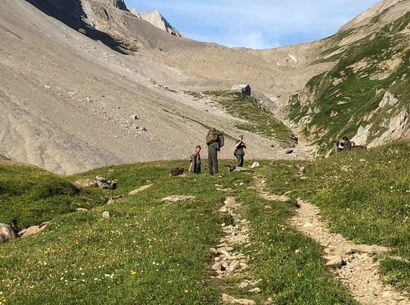 Les randonneurs en uniformes de la Wehrmacht, en route pour l&#039;Oberland bernois.