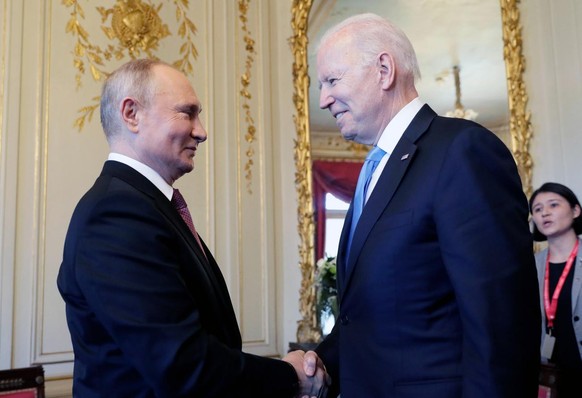Pascal Singy a aimé relever le petit sourire de Poutine. «Ses sourires sont rares. Il reste néanmoins dans le contrôle, on ne voit pas ses dents, contrairement à Biden.»