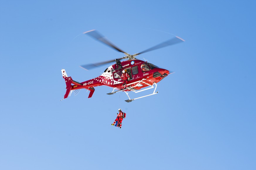 ARCHIV - ZUR VERGABE DES MANDATS ZUR BERGRETTUNG IM WALLIS ZWISCHEN DER AIR ZERMATT, DER AIR-GLACIERS UND DER REGA STELLEN WIR IHNEN FOLGENDES BILDMATERIAL ZUR VERFUEGUNG - A helicopter from the &quot ...