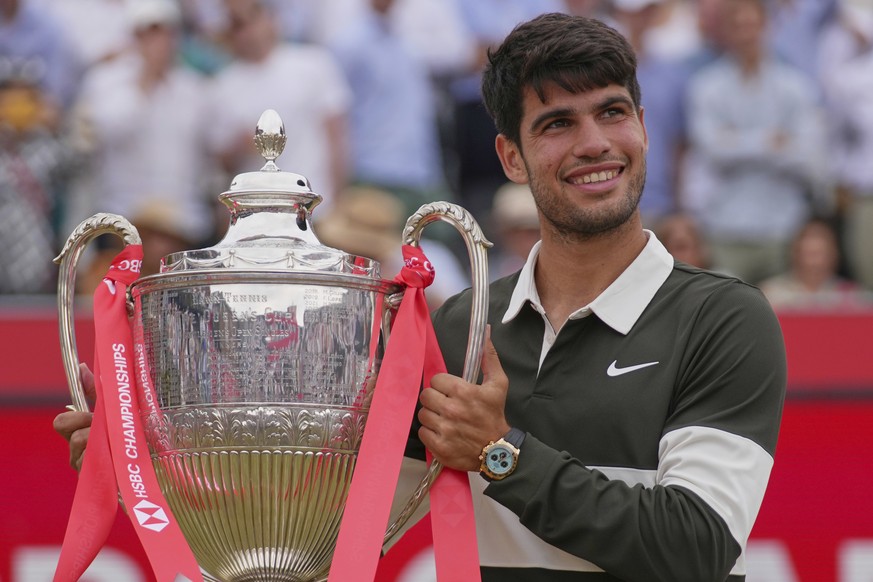 Carlos Alcaraz of Spain looks up as he holds up the winners trophy after defeating Jiri Lehecka of the Czech Republic, in the men&#039;s singles final of the Queens Club tennis championships in London ...
