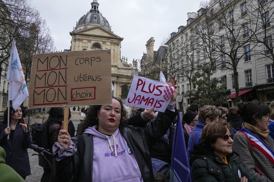 De nombreuses personnes se sont rassemblées lundi à Paris.