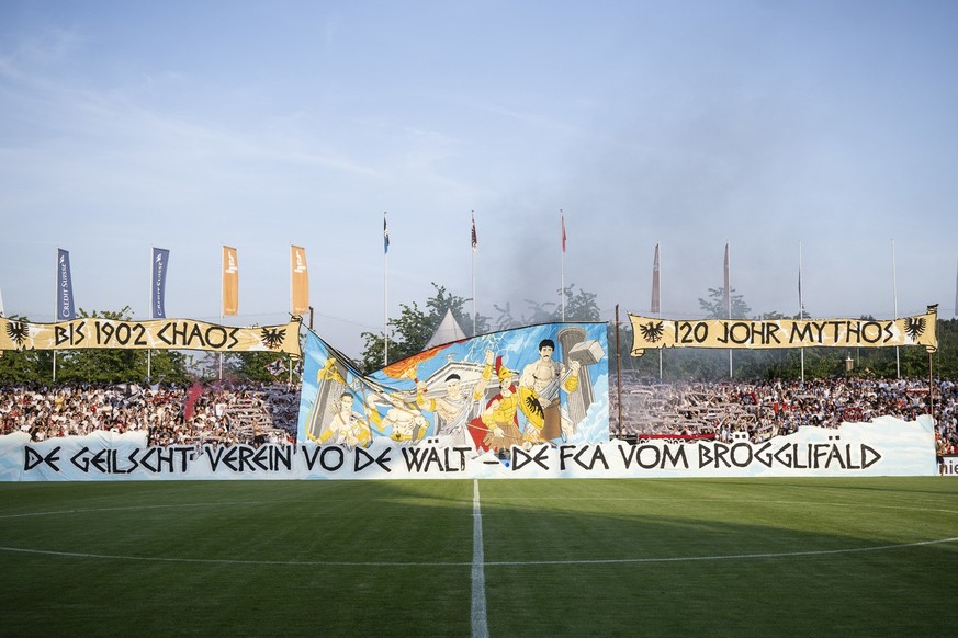Aarau Fans zeigen ihre Fahnen in der Fussball Challenge League zwischen dem FC Aarau und dem FC Vaduz im Stadion Bruegglifeld in Aarau, am Samstag, 21. Mai 2022. (KEYSTONE/Ennio Leanza)