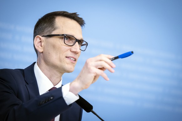 Swiss National Bank&#039;s (SNB) Chairman of the Governing Board Martin Schlegel gestures during a media briefing at the Swiss National Bank in Zurich, Switzerland, on Thursday, June 19, 2025. (KEYSTO ...