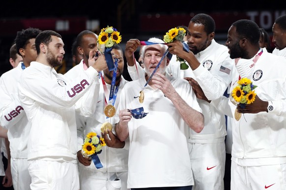 epa09403997 Kevin Durant (C-R) of USA puts the gold medal on his coach Gregg Popovich (C) during award ceremony after the Men&#039;s Basketball bronze medal match between Slovenia and Australia at the ...