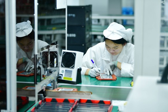 Battery Production in Hai an Workers rush to make computer and tablet battery orders at a workshop in Hai an, China, on September 11, 2024. Hai an Jiangsu China PUBLICATIONxNOTxINxFRA Copyright: xCFOT ...