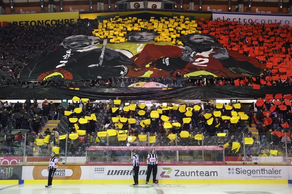 Die Fans ehren SCB-Legende Beat &quot;Bidu&quot; Gerber mit einer Choreographie, vor dem Eishockey Meisterschaftsspiel der National League zwischen dem SC Bern und HC Lugano, am Freitag, 24. November  ...