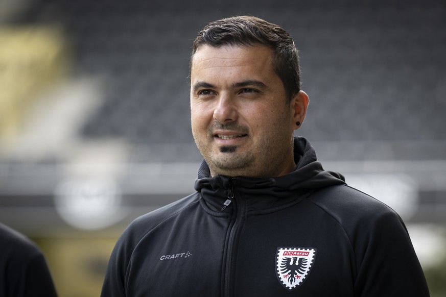 Trainer Brunello Iacopetta (FC Aarau) reagiert kurz vor dem Fussball Testspiel zwischen dem BSC Young Boys und dem FC Aarau, im Stadion Wankdorf in Bern, am Samstag, 13. Juli 2024. (KEYSTONE/Anthony A ...