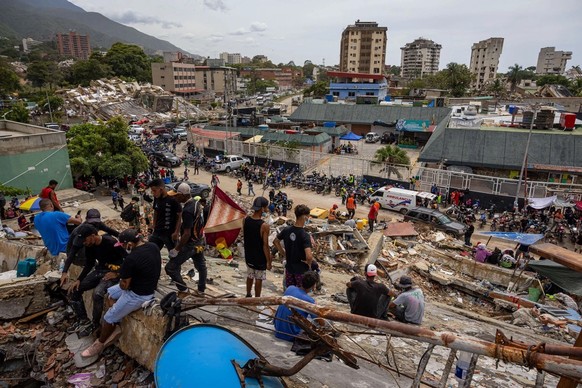 Des habitants de La Guaira au milieu de leur ville en ruines après le double séisme qui a dévasté le Vénézuéla le 24 juin 2026.