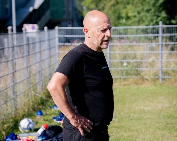 Le préparateur physique durant l'entraînement estival.