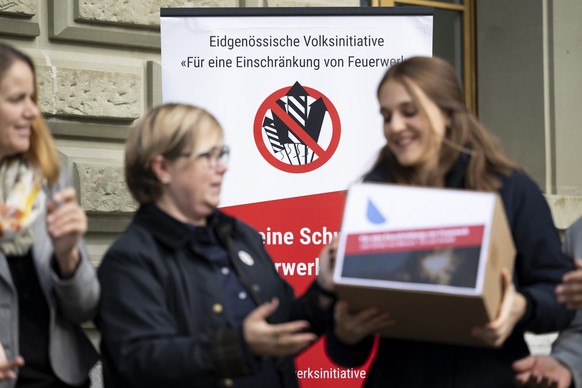 Mitglieder des Komitees und Unterstuetzer reichen die Schachteln mit den gesammelten Unterschriften weiter, bei der Uebergabe fuer die Eidgenoessische Volksinitiative &quot;Fuer eine Einschraenkung vo ...