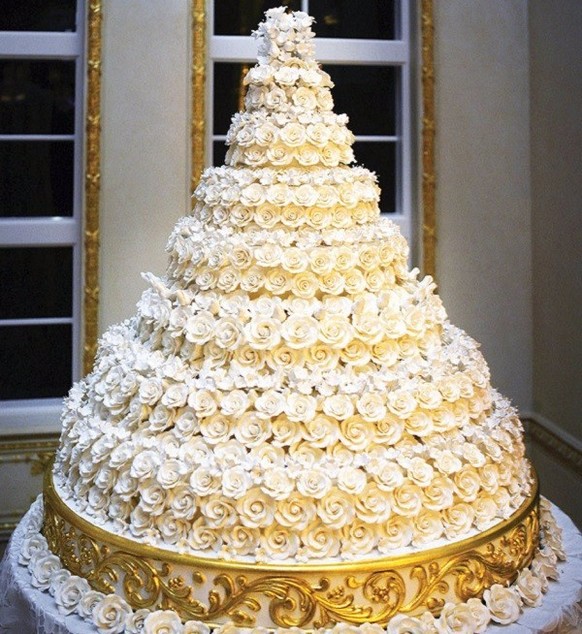 Un gâteau à l'image de la cérémonie. Doré et fleuri.