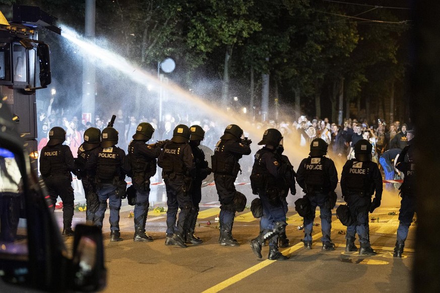 Die Polizei setzt Wasserwerfer und Gummischrot ein, am Mittwoch, 23. September 2021, in Bern. Die Kantonspolizei Bern wappnet sich gegen eine unbewilligte Kundgebung von Coronamassnahmen Gegner und wi ...